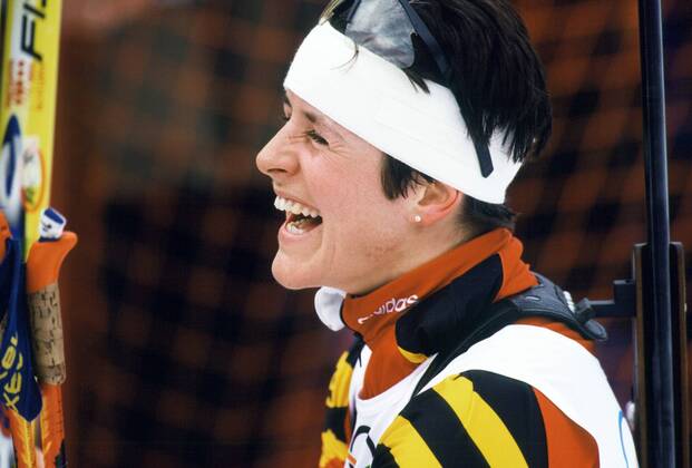 Uschi Disl (Deutschland) amüsiert sich prächtig Biathlon OS Winter Damen Olympische Winterspiele Nagano 1998, Spiele, Einzelbild Aufnahmedatum geschätzt, Nozawa Onsen Freude, Biathlon OS Winter Damen Olympische Winterspiele Nagano 1998, Spiele, Einzelbild Aufnahmedatum geschätzt, Nozawa Onsen Freude,