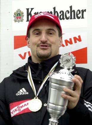 Georg Hackl (Deutschland) mit Pokal für den Sieg beim Weltcupfinale in Winterberg 2003 Rennrodeln Herren Weltcup 2002 2003, Welt Cup, Worldcup, World, WC, Rodeln, Rennschlitten, Rennschlittensport Einzelbild Winterberg Rennrodeln Herren Weltcup 2002 2003, Welt Cup, Worldcup, World, WC, Rodeln, Rennschlitten, Rennschlittensport Einzelbild Winterberg