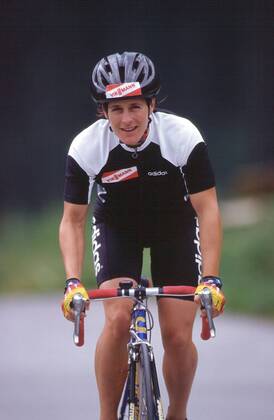 Uschi Disl (Deutschland) holt sich ihre Kondition auf dem Rad Biathlon Damen Training 2000, Sommer Sommertraining Vorbereitung, Fotoshooting Vdia Einzelbild Biathlon Damen Training 2000, Sommer Sommertraining Vorbereitung, Fotoshooting Vdia Einzelbild