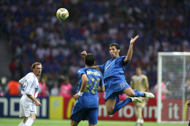 Marco Materazzi (re.) am Ball, daneben Simone Perrotta (beide Italien, Mitte) und Franck Ribery (Frankreich) - Fußball Länderspiel Herren WM 2006, Nationalmannschaft, Nationaltrikot, Finale, Endspiel Gruppe Aufmacher Berlin Dynamik, Höhe, Fußball Länderspiel Herren WM 2006, Nationalmannschaft, Nationaltrikot, Finale, Endspiel Gruppe Aufmacher Berlin Dynamik, Höhe,
