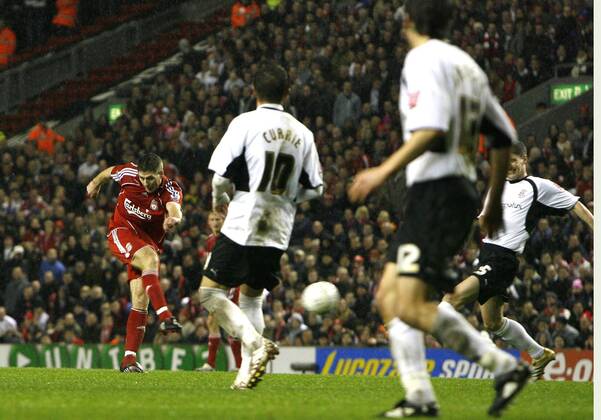 Steven Gerrard (Liverpool, li.) erzielt das 5:0 - EDITORIAL USE ONLY. No use with unauthorised audio, video, data, fixture lists, club league logos or live services. Online in-match use limited to 120 images, no video emulation. No use in betting, games or single club league player publications. Fußball Herren FA Cup 2007 2008, Englischer Pokal, Pokalspiel, FC Liverpool o0 - Luton Town 5:0 Gruppe Liverpool Dynamik, Fußball Herren FA Cup 2007 2008, Englischer Pokal, Pokalspiel, FC Liverpool o0 - Luton Town 5:0 Gruppe Liverpool Dynamik,