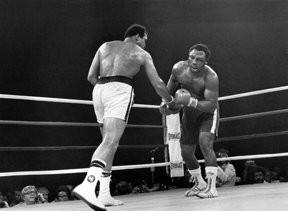 Muhammad Ali (li.) gegen Joe Frazier (beide USA) - (ARK1975100151) Boxen WM Herren WBC WBA WM 1975, Boxsport, Profiboxen, Schwergewicht, Gruppe Manila, Quezon City Boxen WM Herren WBC WBA WM 1975, Boxsport, Profiboxen, Schwergewicht, Gruppe Manila, Quezon City