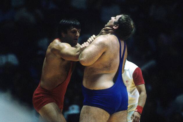 Jeffrey Blatnick (USA, li.) würgt unerlaubterweise Thomas Johansson (Schweden) Ringen OS Sommer Herren Olympische Spiele 1984, Sommerspiele, Klasse über 100 kg, 100kg, Kilogramm, Nationaltrikot Gruppe Los Angeles, LA, L A Ringen OS Sommer Herren Olympische Spiele 1984, Sommerspiele, Klasse über 100 kg, 100kg, Kilogramm, Nationaltrikot Gruppe Los Angeles, LA, L A