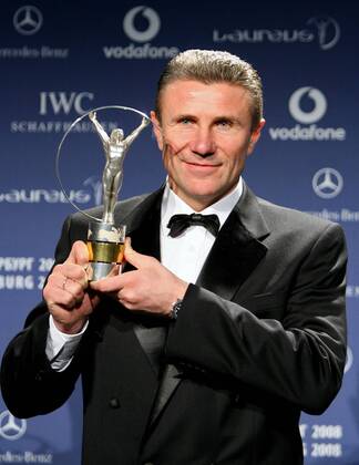 Sergey Bubka (Ukraine) präsentiert stolz den Laureus Award 2008 für sein Lebenswerk - Leichtathletik Herren Laureus World Sports Awards 2008, Wahl, Sportlerwahl, Sportlerehrung, Ehrung, Auszeichnung Einzelbild St. Petersburg Leichtathletik Herren Laureus World Sports Awards 2008, Wahl, Sportlerwahl, Sportlerehrung, Ehrung, Auszeichnung Einzelbild St. Petersburg