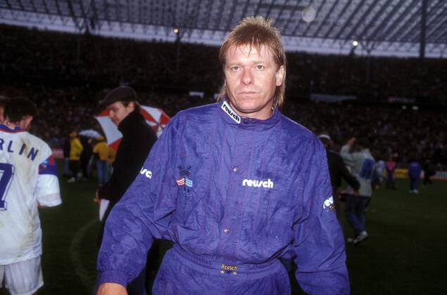 Trainer Jochem Ziegert (Hertha Amateure) nachdenklich Fußball Herren DEUTSCHSPRACHIGE SPORTZEITSCHRIFTEN UND -ZEITUNGEN NUR NACH RÜCKSPRACHE, DFB Pokal 1992 1993 Finale Einzelbild Berlin Nachdenklichkeit, Fußball Herren DEUTSCHSPRACHIGE SPORTZEITSCHRIFTEN UND -ZEITUNGEN NUR NACH RÜCKSPRACHE, DFB Pokal 1992 1993 Finale Einzelbild Berlin Nachdenklichkeit,