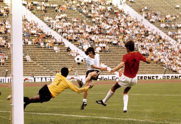 Rene Houseman (Argentinien, Mitte) erzielt den Treffer zum 2:0 gegen Torwart Henri Francillon und Philippe Vorbe (beide Haiti) Fußball WM Herren WM 1974, Nationalteam, Nationaltrikot, Länderspiel, Argentinien - Haiti 4:1 Gruppe München Dynamik, Fußball WM Herren WM 1974, Nationalteam, Nationaltrikot, Länderspiel, Argentinien - Haiti 4:1 Gruppe München Dynamik,