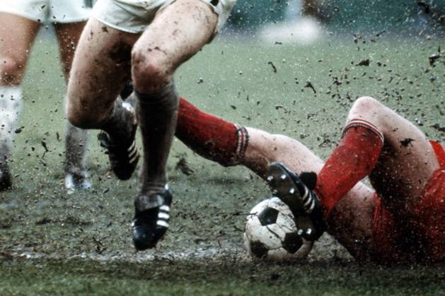 Katastrophale Platzverhältnisse bei der Wasserschlacht von Frankfurt während der Begegnung BR Deutschland (li.) gegen Polen bei der WM 1974 Fußball WM Herren WM 1974, Nationalteam, Länderspiel, Nationaltrikot, Polen - BRD 0:1 Gruppe Wasserspritzer, o0 Fußballer, Fußballspieler, Frankfurt M. o0 Turnierhighlight Dynamik, Kampf, Fußball WM Herren WM 1974, Nationalteam, Länderspiel, Nationaltrikot, Polen - BRD 0:1 Gruppe Wasserspritzer, o0 Fußballer, Fußballspieler, Frankfurt M. o0 Turnierhighlight Dynamik, Kampf,