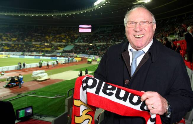 Uwe Seeler (Deutschland) mit Fanschal -  Fußball Länderspiel Herren Freundschaftsspiel 2008, Test, Testspiel, Nationalmannschaft Einzelbild Wien Fußball Länderspiel Herren Freundschaftsspiel 2008, Test, Testspiel, Nationalmannschaft Einzelbild Wien