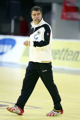 Bundestrainer Heiner Brand (Deutschland) - Schulterblick Handball Länderspiel Herren Freundschaftsspiel 2008, Testspiel, Test, Nationalmannschaft, Deutschland Einzelbild Innsbruck Handball Länderspiel Herren Freundschaftsspiel 2008, Testspiel, Test, Nationalmannschaft, Deutschland Einzelbild Innsbruck