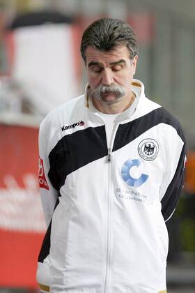 Bundestrainer Heiner Brand (Deutschland) enttäuscht Handball Länderspiel Herren Freundschaftsspiel 2008, Testspiel, Test, Nationalmannschaft, Deutschland Einzelbild Innsbruck Enttäuschung, Handball Länderspiel Herren Freundschaftsspiel 2008, Testspiel, Test, Nationalmannschaft, Deutschland Einzelbild Innsbruck Enttäuschung,