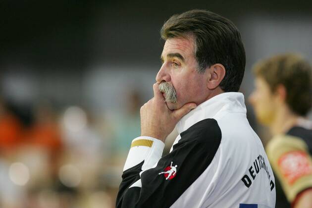 Bundestrainer Heiner Brand (Deutschland) nachdenklich Handball Länderspiel Herren Vier Nationen Turnier 2008, Viernationenturnier, Cup, Vierländerturnier, 4, Nationalmannschaft Einzelbild Innsbruck Handball Länderspiel Herren Vier Nationen Turnier 2008, Viernationenturnier, Cup, Vierländerturnier, 4, Nationalmannschaft Einzelbild Innsbruck
