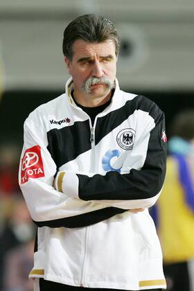 Bundestrainer Heiner Brand (Deutschland) enttäuscht Handball Länderspiel Herren Vier Nationen Turnier 2008, Viernationenturnier, Cup, Vierländerturnier, 4, Nationalmannschaft Einzelbild Innsbruck Handball Länderspiel Herren Vier Nationen Turnier 2008, Viernationenturnier, Cup, Vierländerturnier, 4, Nationalmannschaft Einzelbild Innsbruck
