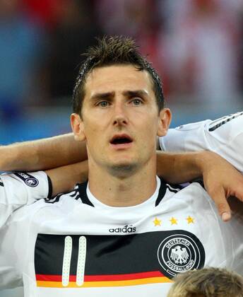 Miroslav Klose (Deutschland) - Nationalhymne -  (080608SEB027) Fußball EM Herren EURO 2008, Länderspiel, Nationalmannschaft, Nationaltrikot Porträt Klagenfurt Fußball EM Herren EURO 2008, Länderspiel, Nationalmannschaft, Nationaltrikot Porträt Klagenfurt