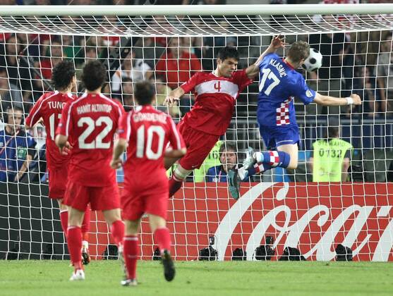 Ivan Klasnic (Kroatien) trifft zum 1:0 gegen Gökhan Zan (Türkei) - Fußball EM Herren Euro 2008, Länderspiel, Nationalteam, Nationaltrikot, Viertelfinale Gruppe Wien Dynamik,