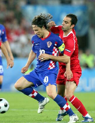 Niko Kovac (Kroatien, li.) gegen Semih Sentürk (Türkei) -  Fußball EM Herren Euro 2008, Länderspiel, Nationalteam, Nationaltrikot, Kroatien - Türkei 1:3 n.E. Gruppe Viertelfinale Wien