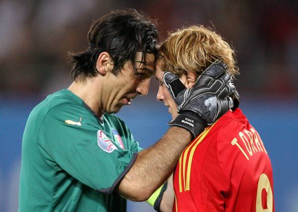 Torwart Gianluigi Buffon (Italien, li.) und Fernando Torres (Spanien) kommen sich näher Fußball EM Herren Euro 2008, Länderspiel, Nationalteam, Nationaltrikot, Viertelfinale, Spanien Vdig Gruppe Wien Harmonie
