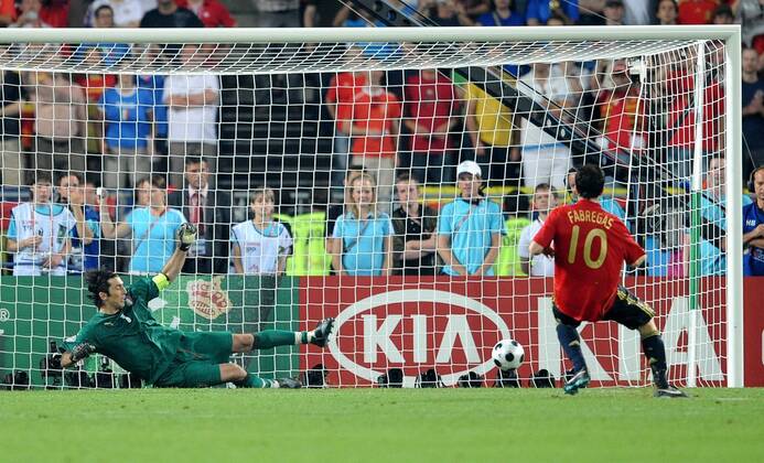 Cesc Fabregas (Spanien, re.) verwandelt den entscheidenden Elfmeter gegen Torwart Gianluigi Buffon (Italien) - Fußball EM Herren Euro 2008, Länderspiel, Nationalteam, Nationaltrikot, Viertelfinale, Spanien - Italien 4:2 n.E. Vdig Gruppe Wien