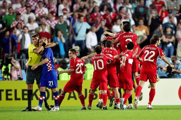 Schlussjubel Türkei und Trost für Mladen Petric (Kroatien, 21) von FIFA Schiedsrichter Roberto Rosetti (Italien) -  Fußball EM Herren Euro 2008, Länderspiel, Nationalmannschaft, Nationaltrikot, Viertelfinale Totale Wien Kameradschaft, Freude,