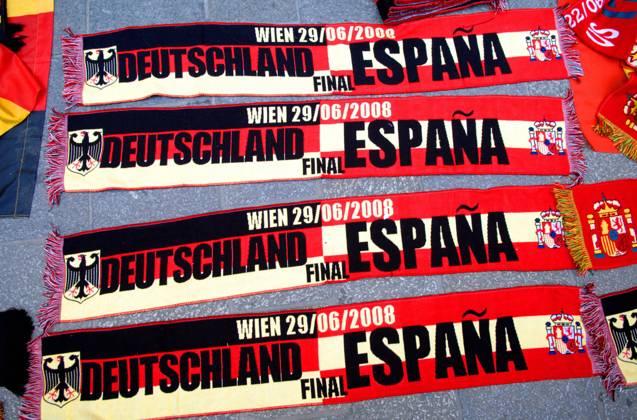 Endspielschal der EURO 2008 - Deutschland gegen Spanien in Wien -  Fußball EM Herren EURO 2008, Länderspiel, Nationalmannschaft, Finale, Fanzone, Fan Zone Gruppe Wien