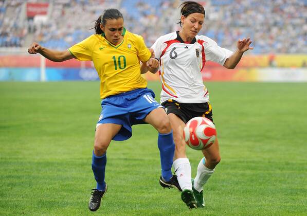 IMAGO Iconic Moments, Fußball - Frauen Marta (Brasilien, li.) gegen Linda Bresonik (Deutschland) - Fußball OS Sommer Damen Olympische Spiele Peking 2008, Sommerspiele, Länderspiel, Nationalmannschaft, Nationaltrikot, Frauen Gruppe Shenyang Dynamik,