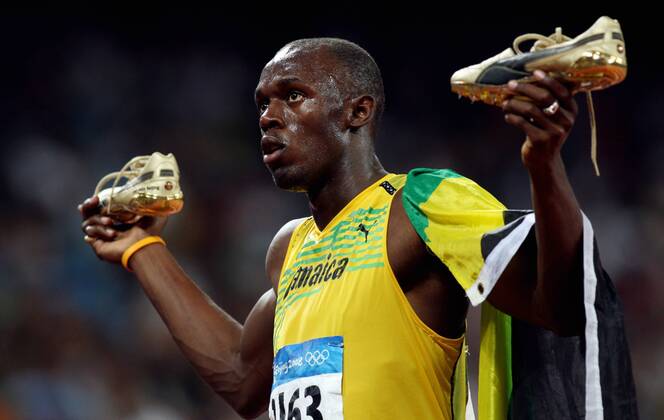 Usain Bolt (Jamaika), Olympiasieger 2008 über 100m, jubelt mit seinen goldenen Schuhen und der Nationalfahne Leichtathletik OS Sommer Herren Olympische Spiele Peking 2008, Sommerspiele, Nationaltrikot, 100m Einzelbild Peking Freude,