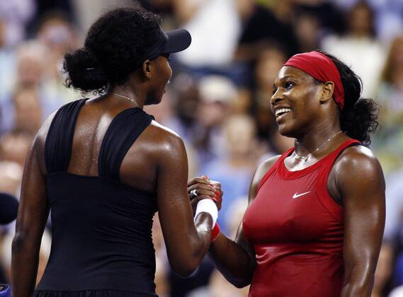 Serena Williams (re.) nimmt die Glückwünsche ihrer Schwester Venus Williams (beide USA) an -  (NYP20080903328) Tennis Damen US Open 2008, Grand Slam, WTA Tour Gruppe Flushing Meadows New York, NY, N Y Kameradschaft,