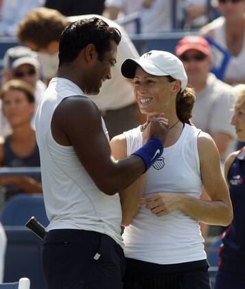 Leander Paes (Indien, li.) und Cara Black (Simbabwe) gewinnen die US Open 2008 im Mixed Tennis US Open 2008, Grand Slam, ATP Tour, WTA Tour Gruppe Flushing Meadow New York, NY N Y Glück, Freude,