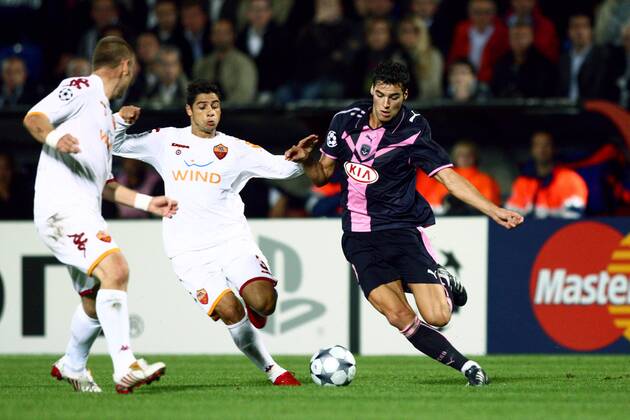Yoann Gourcuff (Bordeaux, re.) gegen Cicinho (AS Rom) -  (pan28162) Fußball EC 1 Herren Champions League 2008 2009, Girondins Bordeaux - AS Roma 1:3 Gruppe Bordeaux Dynamik,