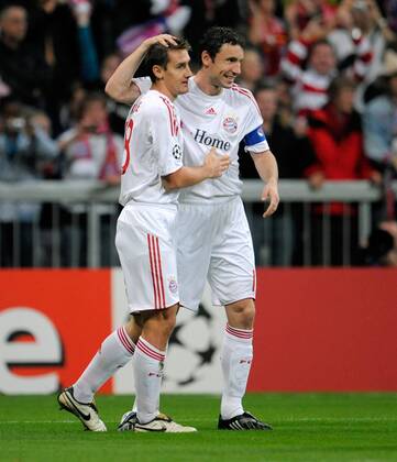 Miroslav Klose (li.) und Mark van Bommel (beide Bayern) - Torjubel - Fußball EC 1 Herren Champions League 2008 2009, FC Bayern München Gruppe München