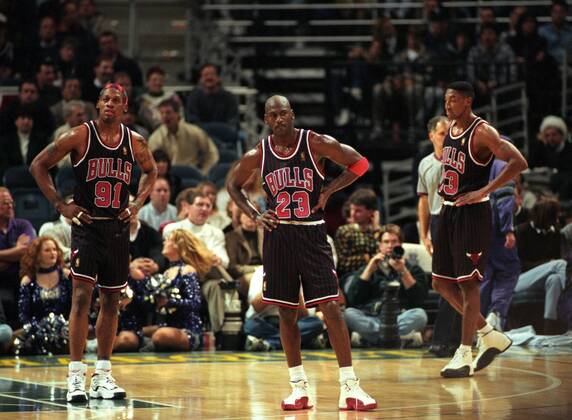 Michael Jordan (Mitte), Dennis Rodman (li.) und Scottie Pippen (alle Chicago Bulls) enttäuscht - Basketball Herren NBA 1996 1997 Gruppe Enttäuschung, EDITORIAL USE ONLY