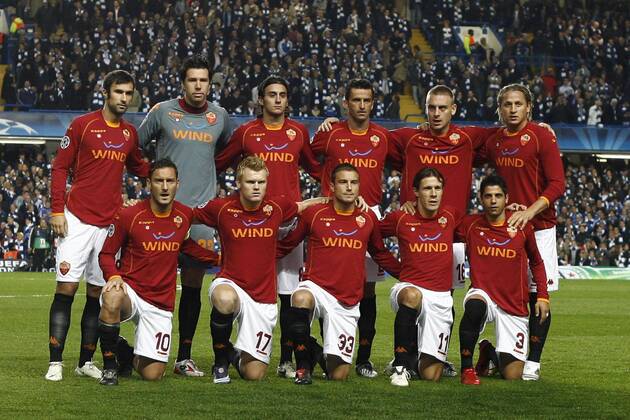 Mannschaftsbild AS Rom, hi.v.li.: Mirko Vucinic, Torwart Doni, Alberto Aquilani, Christian Panucci, Daniele de Rossi und Philippe Mexes; vorn: Francesco Totti, John Arne Riise, Matteo Brighi, Rodrigo Taddei und Cicinho -  Fußball EC 1 Herren Champions League 2008 2009, AS Rom, Roma Totale London