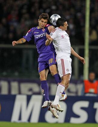 Adrian Mutu (AC Florenz, li.) gegen Lucio (Bayern) Fußball EC 1 Herren Champions League 2008 2009, ACF Fiorentina - FC Bayern München 1:1, Vdig Gruppe Florenz Dynamik,