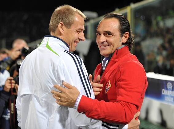Trainer Jürgen Klinsmann (Bayern, li.) begrüsst Trainerkollege Claudio Cesare Prandelli (AC Florenz) -  Fußball EC 1 Herren Champions League 2008 2009, ACF Fiorentina - FC Bayern München 1:1, Vdig Gruppe Florenz