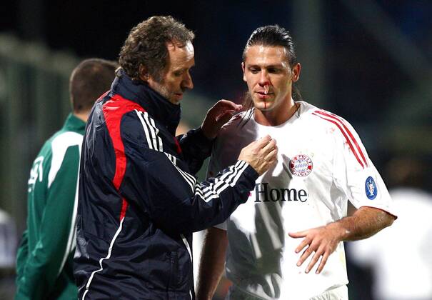 Martin Demichelis wird von Mannschaftsarzt Dr. Rüdiger Degwert (beide Bayern) behandelt -  Fußball EC 1 Herren Champions League 2008 2009, FC Bayern München Gruppe Florenz