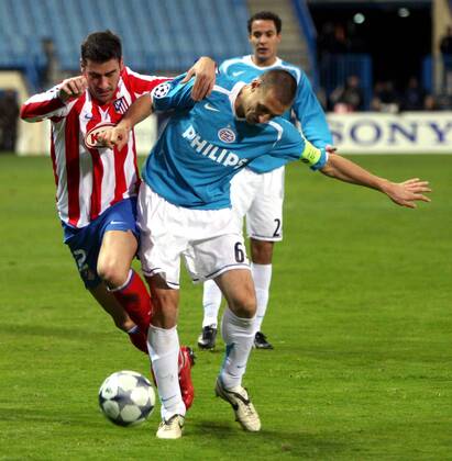 Georgios Seitaridis (Atletico Madrid, li.) gegen Timmy Simons (Eindhoven) -  - NOxONLINExUSE Fußball EC 1 Herren Champions League 2008 2009, Atletico Madrid PSV Eindhoven 2:1 Gruppe Madrid Dynamik,