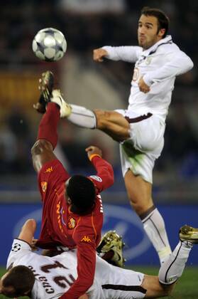 Juan (AS Rom, Mitte) gegen Marc Planus (Bordeaux, re.) -  Fußball EC 1 Herren Champions League 2008 2009, Roma - Girondins de Bordeaux 2:0 Gruppe Rom Dynamik, Kampf,