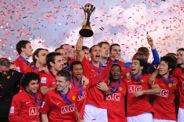 Manchester United gewinnt die Klub WM - vorn v.li. Rafael, Michael Carrick, Nani, Rio Ferdinand (mit Trophäe), Patrice Evra, Carlos Tevez, Ji Sung Park -  Fußball Herren FIFA Klub WM 2008, Toyota Cup, World Championship, Worldcup, Finale, ManU Totale Yokohama Freude, Begeisterung,