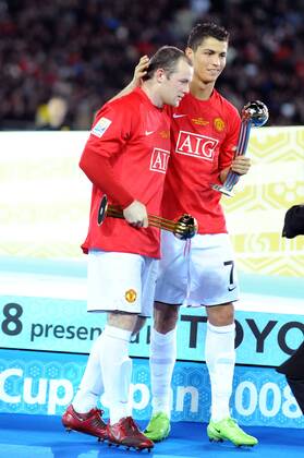 Wayne Rooney (li.) und Cristiano Ronaldo (beide Manchester United) - Gewinner des goldenen und silbernen Balles bei der FIFA Klub WM 2008 - (2008122215092392) Fußball WM Herren FIFA Klub WM 2008, World Championship, Toyota Cup, Worldcup, Finale, ManU Gruppe o0 Bester Spieler MVP Yokohama Harmonie, Freude,