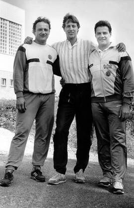 Dietmar Schauerhammer (Mitte) zwischen Bogdan Musiol (li.) und Pilot Wolfgang Hoppe (alle DDR) Bobsport Herren 1988, Bob, Zweierbob, Zweier, 2er, 2 er Gruppe Aufnahmedatum geschätzt Oberhof
