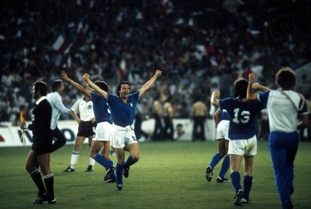 Gabriele Oriali (Italien, Mitte) - Weltmeister 1982 Fußball WM Herren WM Finale 1982, Länderspiel, Nationalteam, Nationaltrikot, Gruppe Madrid Freude,