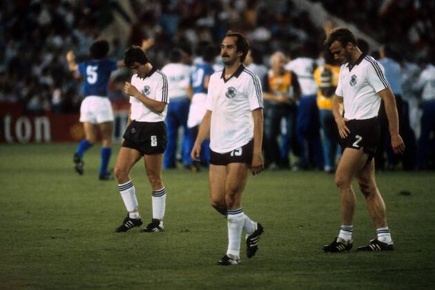 Uli Stielike (Mitte), Hans Peter Briegel (re.) und Klaus Fischer (alle BR Deutschland) enttäuscht Fußball WM Herren WM Finale 1982, Länderspiel, Nationalteam, Nationaltrikot, BRD Gruppe Madrid Enttäuschung,