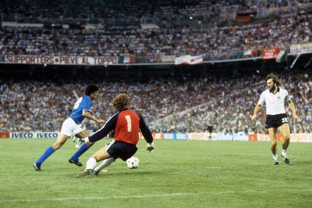 Alessandro Altobelli (Italien, li.) gegen Torwart Harald Schumacher und Manfred Kaltz (beide BR Deutschland) Fußball WM Herren WM Finale 1982, Länderspiel, Nationalteam, Nationaltrikot, Italien - BRD 3:1 Gruppe Madrid Dynamik,