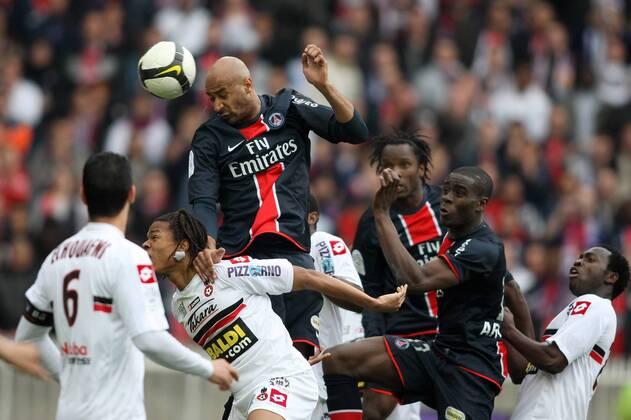 Sammy Traore (Paris St. Germain, 3.v.li.) stützt sich bei Loic Remy (Nizza, 2.v.li.) auf -  (pan30886) Fußball Herren Ligue 1 2008 2009, 1. Französische Liga, Paris St. Germain - OGC Nice 2:1, Nizza, PSG, Vdig Gruppe Paris Dynamik,