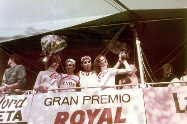 Siegerehrung 2. Etappe Giro d Italia 1970 mit Etappensieger Eddy Merckx (Belgien Faemino, Mitte re.) und dem Gesamtführenden Franco Bitossi (Italien Filotex, Mitte li.) -  Radsport Herren Giro d Italia 1970, dItalia, Straßenradsport, Straße, Rad Gruppe 2. Etappe: Comerio - Saint Vincent Freude,