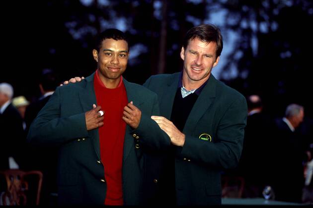 Sieger Tiger Woods (USA, li.) bekommt bei der Siegerehrung des Masters Tournament 1997 von Vorgänger Nick Faldo (England) das grüne Jackett übergestreift - (Icon5020224) Golf Herren Masters Tournament 1997, PGA Tour Gruppe Augusta Freude, EDITORIAL USE ONLY