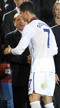 Ministerpräsident Silvio Berlusconi (Italien, li.) und Cristiano Ronaldo (Manchester United) auf der Siegerehrung der Champions League 2008 2009 - xFRA (AS09052731) Fußball EC 1 Herren Champions League Finale 2008 2009, Manu Gruppe Rom