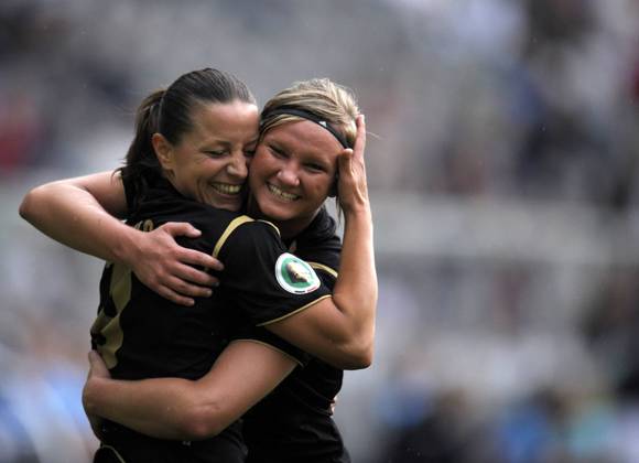 Inka Grings (li.) und Alexandra Popp (beide Duisburg) - Torjubel Fußball Damen DFB Pokal Finale 2008 2009, Pokalspiel, Pokalfinale, Frauen, Frauenfußball, FCR 2001 Duisburg Gruppe Berlin Freude,