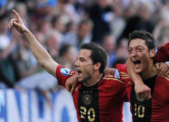 Gonzalo Castro (li.) und Mesut Özil (beide Deutschland U21) - Torjubel Fußball Länderspiel Herren U21 EM Finale 2009, U21, Nationalteam, Nationaltrikot Gruppe Malmö Freude, Begeisterung,