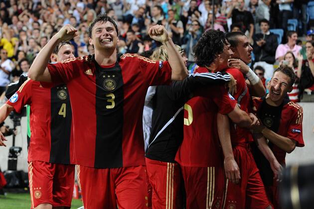 Torjubel Deutschland U21, v.re.: Fabian Johnson, Sandro Wagner, Mats Hummels und Sebastian Boenisch -  Fußball EM Herren U21 EM 2009, U 21, Nationalmannschaft, Nationaltrikot Gruppe Finale Malmö Freude,