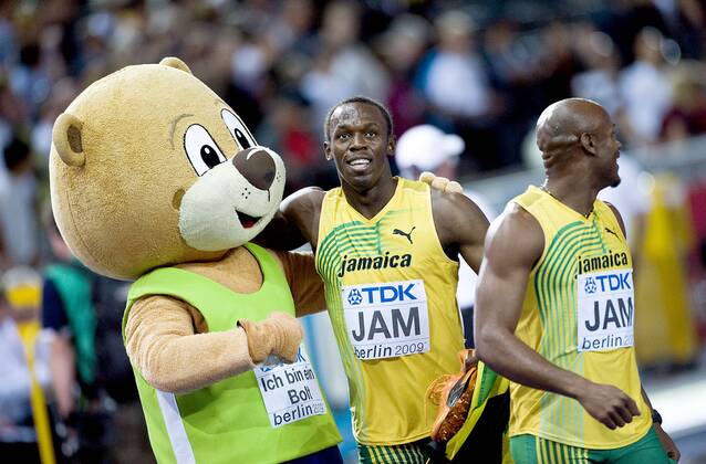 Usain BOLT albert mit Maskottchen Berlino rum , der ein Shirt mit Ich bin ein Bolt traegt, re. Asafa POWELL, JAM, 1.Platz, Sieger, 4 x 100m Finale der Maenner am 22.08.2009 12. IAAF Leichtathletik WM Berlin 2009ª , vom 15.08. - 23.08.2009 in Berlin Deutschland.